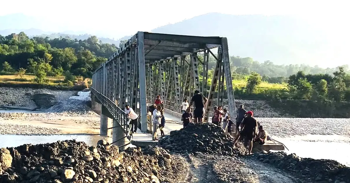 बाढीले पहुँचसडक बगाएको कालीगण्डकीको पुल १८ दिनपछि सञ्चालनमा
