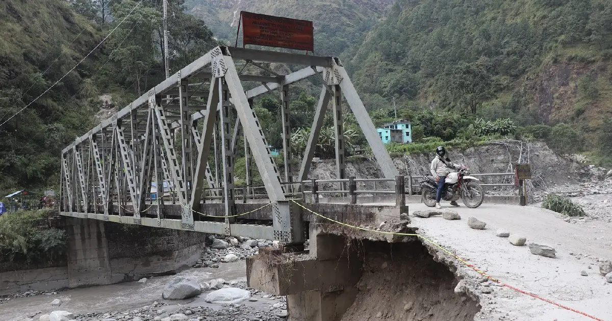 कालीगण्डकीको बाढीले भीरकाटेपुलमा क्षति, जुनसुकै बेला यातायात ठप्प हुने खतरा