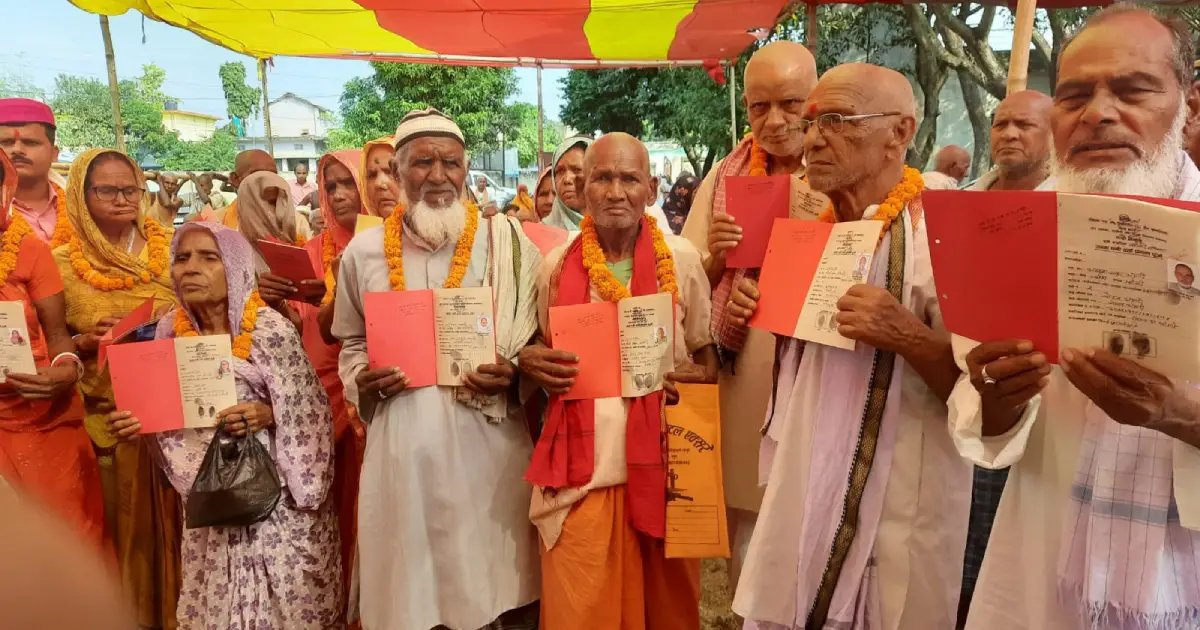 नापजाँच भएको १४ वर्षपछि महोत्तरीको एकडाराका २५० परिवारले पाए लालपुर्जा