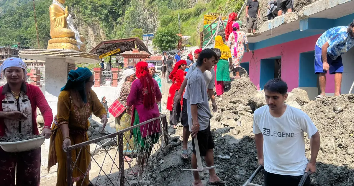 बाढीपहिरोले तहसनहस बनाएको म्याग्दीमा पुनर्निर्माण तीव्र, सडक, विद्युत र सरसफाइमा जुट्यो समुदाय