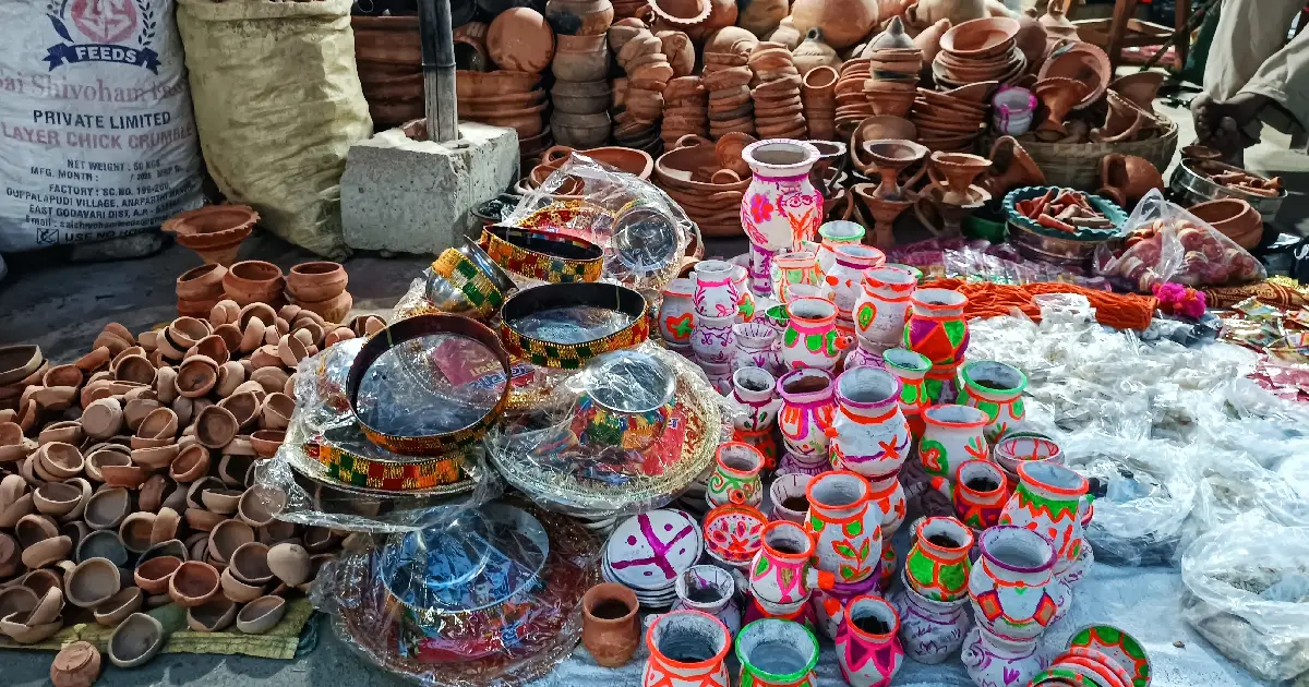 तिहार र छठ नजिकिएसँगै राजविराजमा माटो र बाँसका सामग्रीको व्यापार फस्टायो