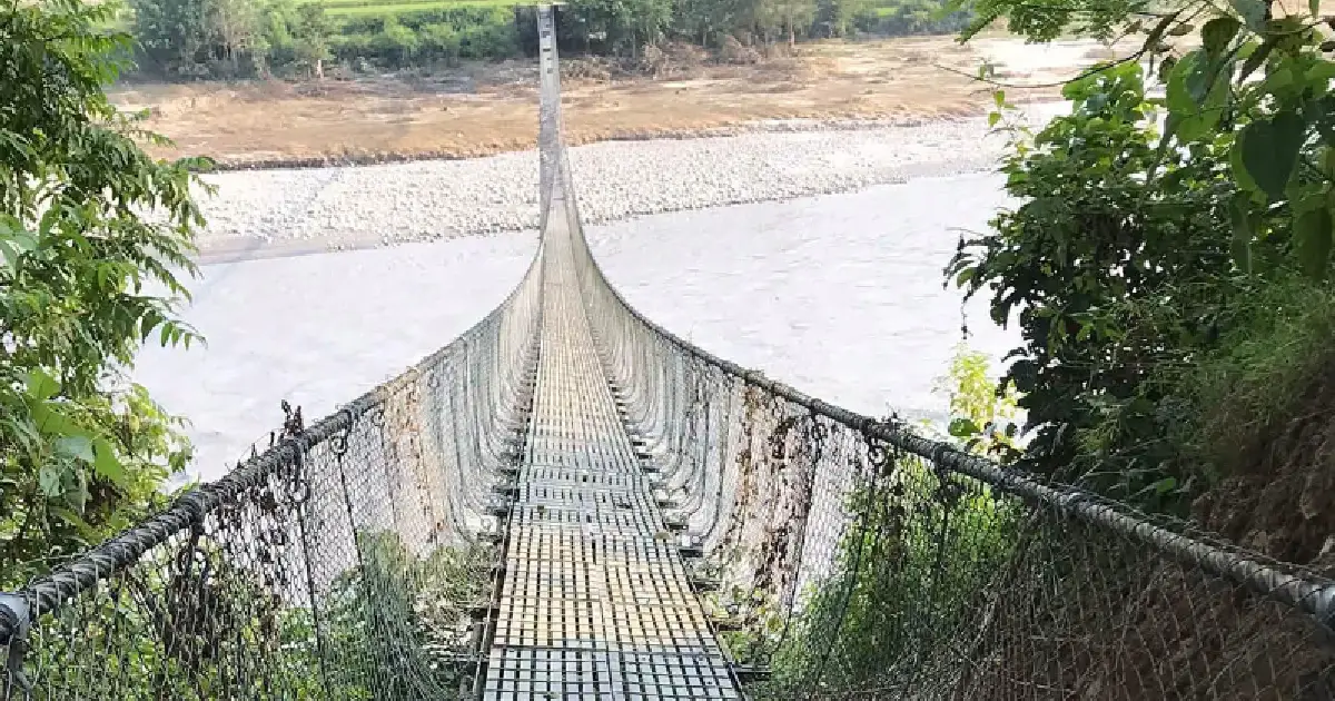 बाढीले झोलुंगे पुलमा क्षति पुर्याएपछि तनहुँ र नवलपुरको आवतजावत ठप्प
